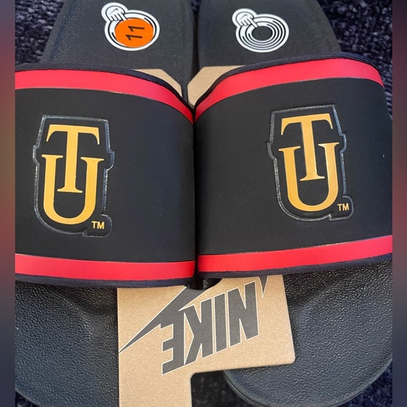 Nike Tuskegee U Offcourt slides *EXCLUSIVE* - Picture 2 of 4